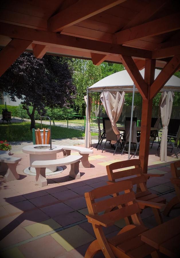 Bacchus Panzio Bed and Breakfast Έγκερ Εξωτερικό φωτογραφία